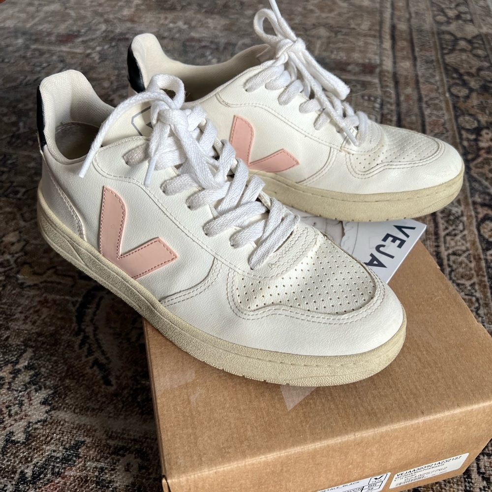 Veja V-10 Leather White Petal Black sneaker